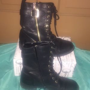 Combat style boots
